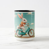 "Schattige konijn rijden op een fiets Mok" Tweekleurige Koffiemok (Center)