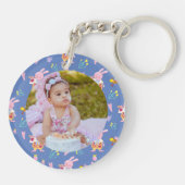 Schattige konijnenbijenpatroon Monogram Naam blauw Sleutelhanger (Achterkant)
