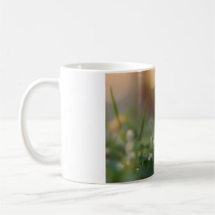 Schattige konijntje en een lieveheersbeestje op he koffiemok