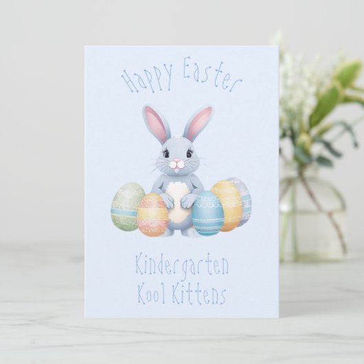 Schattige konijntje met paaseieren kleuterschool K Feestdagenkaart (Staand voorkant)