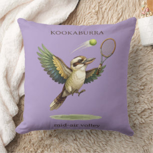Schattige Kookaburra speelt tennis mid-air volley Kussen