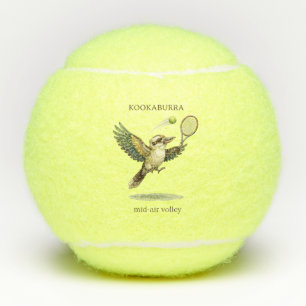 Schattige Kookaburra speelt tennis mid-air volley Tennisballen