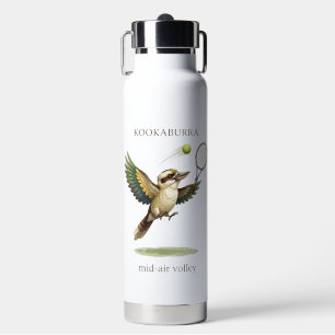 Schattige Kookaburra speelt tennis mid-air volley  Waterfles