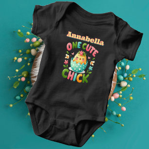 Schattige Kuiken in Ei Omgeven Door Bloemen Custom Romper