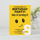 Schattige lachend gezicht verjaardagsuitnodiging kaart (Staand voorkant)