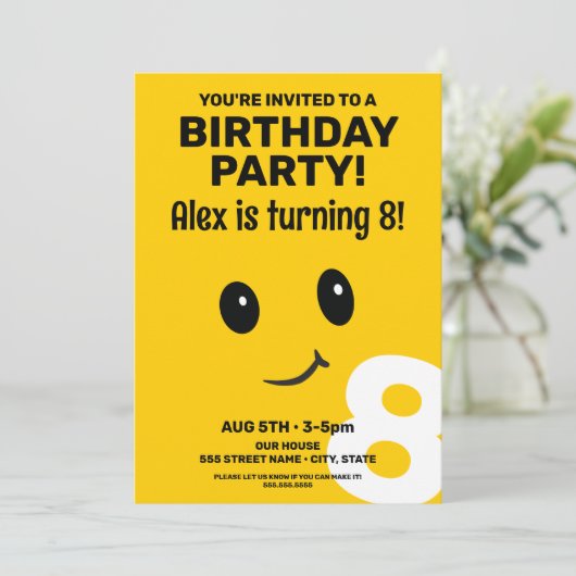 Schattige lachend gezicht verjaardagsuitnodiging kaart (Staand voorkant)