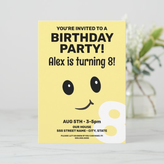 Schattige lachend gezicht verjaardagsuitnodiging kaart (Staand voorkant)