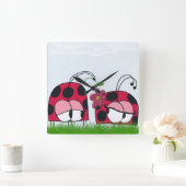 Schattige Ladybug Wooking Zijne Nieuwe Liefde Cart Vierkante Klok (Huis)