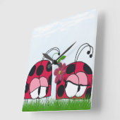 Schattige Ladybug Wooking Zijne Nieuwe Liefde Cart Vierkante Klok (Hoek)