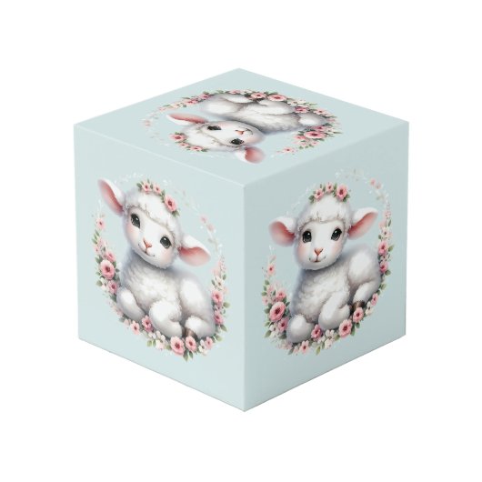 Schattige Lam Met Bloemenkroon Illustratie Kubus (Achter hoekig)