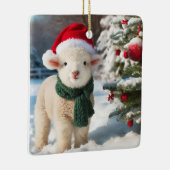 Schattige lam met een sjaal en een kerstmuts keramisch ornament (Rechts)