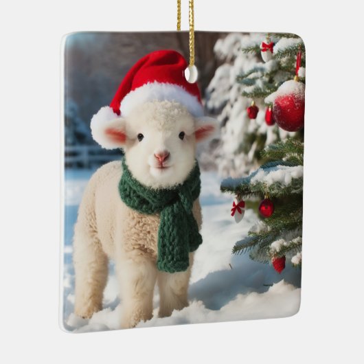 Schattige lam met een sjaal en een kerstmuts keramisch ornament (Rechts)