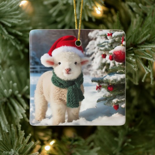 Schattige lam met een sjaal en een kerstmuts keramisch ornament (Boom)