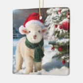 Schattige lam met een sjaal en een kerstmuts keramisch ornament (Links)