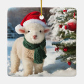 Schattige lam met een sjaal en een kerstmuts keramisch ornament (Achterkant)