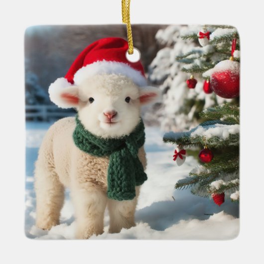 Schattige lam met een sjaal en een kerstmuts keramisch ornament (Voorkant)