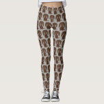 Schattige langharig chocoladebruin teckelpatroon leggings<br><div class="desc">Show uw liefde voor wienerhonden in comfort en stijl uit met deze leggings van het teckelpatroon. Schattigee patterned print, ideaal voor de sportschool, yoga, of een ontspannen avond met je Doxie aan je zijde. Originele tekening van een langharige chocolade teckel. Deze nieuwigheid print leggings maken een leuk cadeau voor hondenliefhebbers....</div>