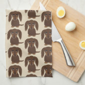 Schattige langharig chocoladebruin teckelpatroon theedoek (Quarter Fold)