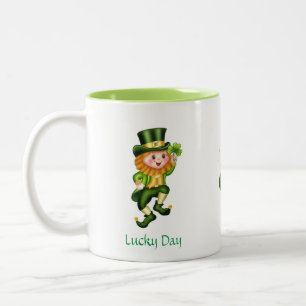 Schattige Leprechaun, kalligrafie & pot met goud Tweekleurige Koffiemok