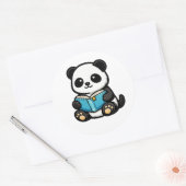 Schattige Lezende Panda Kawaii Sticker (Envelop)