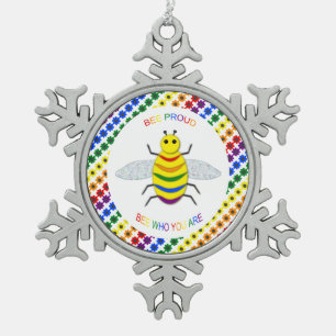 Schattige LGBT Trots Regenboog Bij en Bloemen Tin Sneeuwvlok Ornament