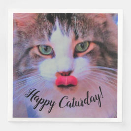 Schattige lieve kat met roze tong likkend aan lipp servet