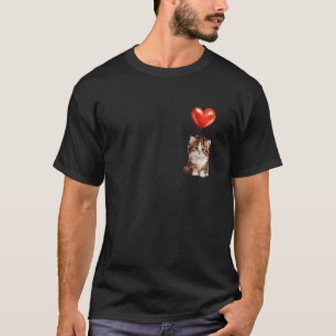 Schattige lieve kit kijkt naar een rode hartballon t-shirt