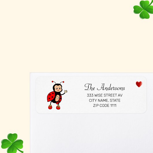 Schattige lieveheersbeestje en hart op wit etiket