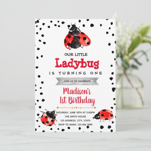 Schattige lieveheersbeestje verjaardagsuitnodiging kaart (Staand voorkant)