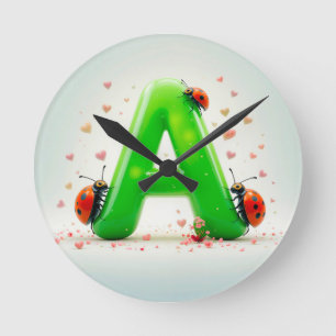 Schattige lieveheersbeestjes op groene letter A Ronde Klok