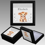 Schattige Lion Stars Voeg naam toe Grijs Keepsake Cadeaudoosje<br><div class="desc">Keepsake Gift Box voor kinderen. Personaliseer met een naam. Met een schattige leeuw,  stippen en sterren met de kleuren grijs en wit.</div>