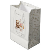 Schattige lokaal geteeld Teddy Floral Cart Baby sh Medium Cadeauzakje (Voorkant Gekanteld)