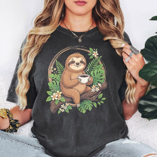 Schattige luiaard die koffie drinkt in tropische j t-shirt