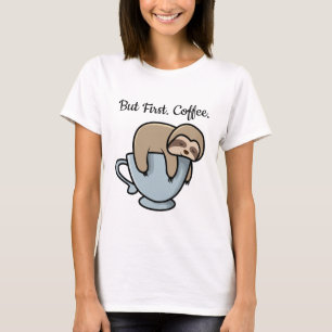 Schattige luiaard die slaapt op koffiekopje koffie t-shirt
