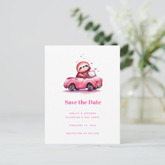 Schattige luiaard in een roze cabrio aankondigingskaart (Staand voorkant)