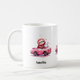 Schattige luiaard rijdt in een roze cabrio koffiemok