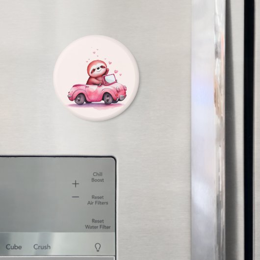 Schattige luiaard rijdt in een roze cabrio magneet (Insitu (Koelkast))