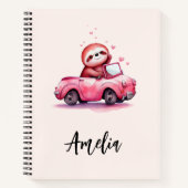 Schattige luiaard rijdt in een roze cabrio notitieboek (Voorkant)