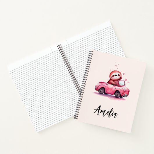 Schattige luiaard rijdt in een roze cabrio notitieboek (Binnen)