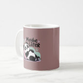 Schattige Luie Panda – “Misschien Later” Ontspanne Koffiemok (Voorkant links)
