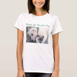 Schattige luie witte hond met groene sjaal t-shirt