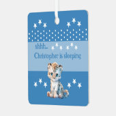 Schattige luipaard shhh voeg naam is slapen blauw metalen ornament (Voorkant links)
