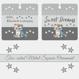 Schattige luipaard sst voeg naam toe slaapt grijs metalen ornament