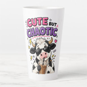 Schattige maar chaotische koe met ijskoude koffie latte mok