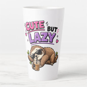 Schattige maar luie luiaard met ijskoude koffie latte mok