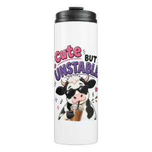 Schattige maar onstabiele koe met ijskoude koffie thermosbeker