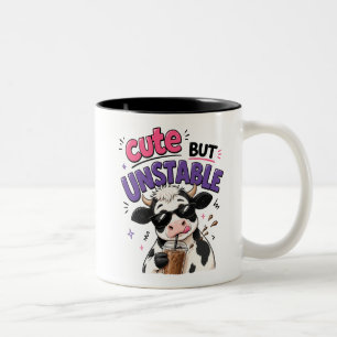 Schattige maar onstabiele koe met ijskoude koffie tweekleurige koffiemok