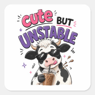 Schattige maar onstabiele koe met ijskoude koffie vierkante sticker