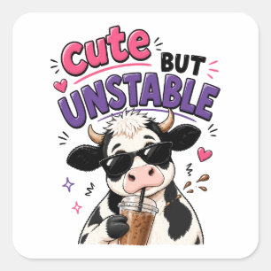 Schattige maar onstabiele koe met ijskoude koffie vierkante sticker