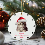 Schattige Maine Coon Cat Santa Hat Paw gepersonali Keramisch Ornament<br><div class="desc">Omarm de vakantiedrang met onze gepersonaliseerde Schattigee Maine Coon Cat in Red Santa Hat Ceramic Ornament. Dit aangepaste ornament heeft een charmante Maine Coon kat met een feestelijke rode kerstmuts, waardoor een heerlijke aandenken voor kattenliefhebbers wordt gecreëerd. Handgemaakt met zorg, het voegt een vleugje elegantie toe aan uw vakantiedecoraties en...</div>